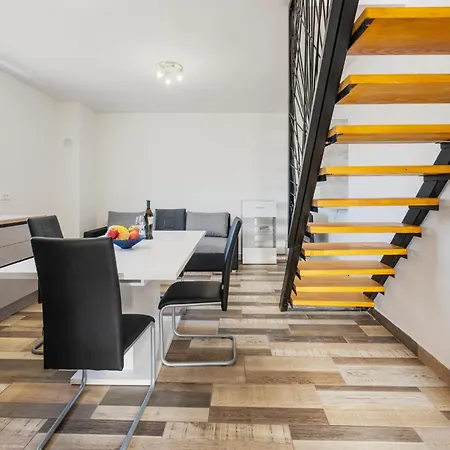 펜션 4 Bedroom Stunning In 스크라딘