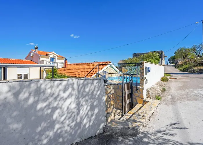 4 Bedroom Stunning In Semesterbostad